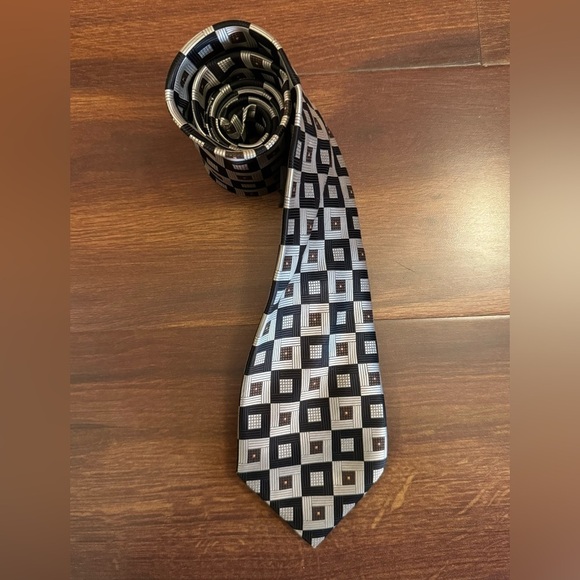 🍁SALE🍁 Like New BERGAMO New York Geometric Handmade Necktie - Picture 1 of 9